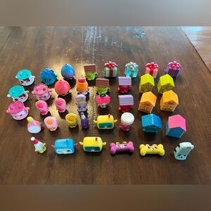 Lot of 38 shopkins, a number of duplicates